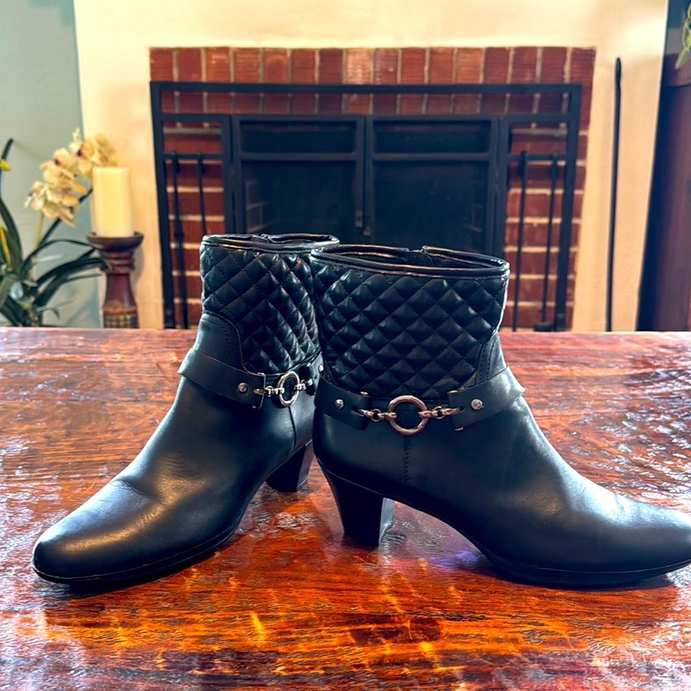 Munro like new Women’s Laconia Quilted ankle boots 81/2